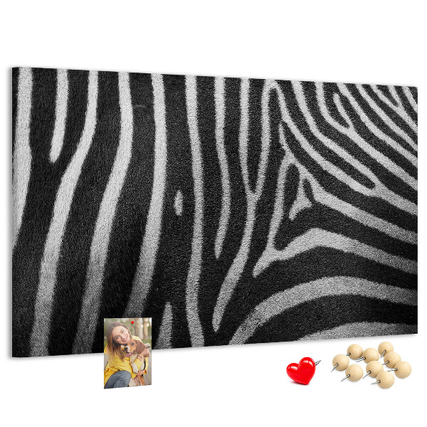 Színes parafatábla Fekete-fehér zebra csíkok a háttérben.