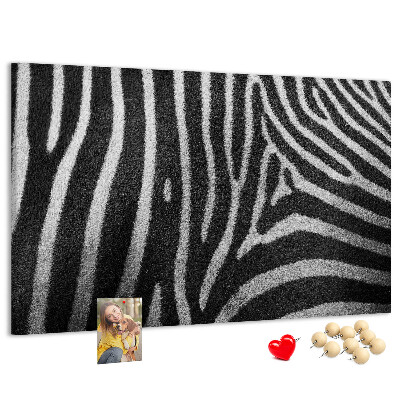 Színes parafatábla Fekete-fehér zebra csíkok a háttérben.