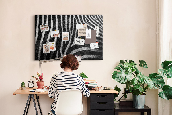 Színes parafatábla Fekete-fehér zebra csíkok a háttérben.