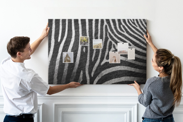 Színes parafatábla Fekete-fehér zebra csíkok a háttérben.