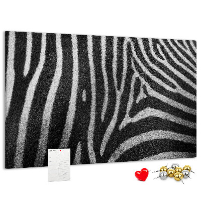 Színes parafatábla Fekete-fehér zebra csíkok a háttérben.