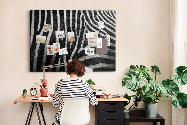 Színes parafatábla Fekete-fehér zebra csíkok a háttérben.