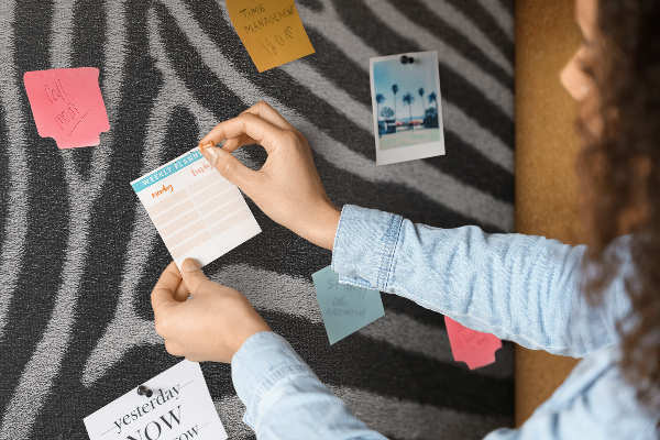 Színes parafatábla Fekete-fehér zebra csíkok a háttérben.