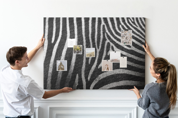 Színes parafatábla Fekete-fehér zebra csíkok a háttérben.