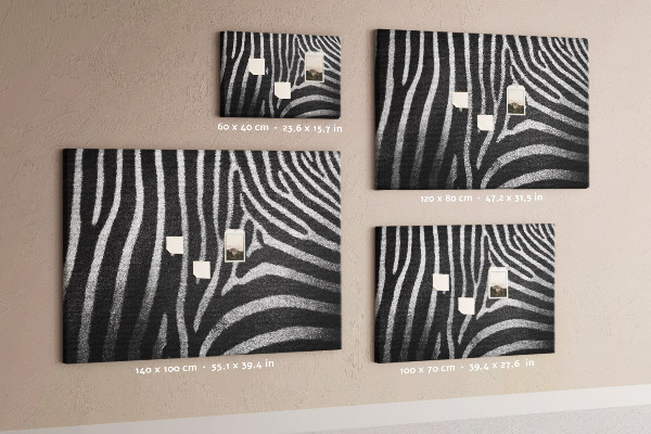 Színes parafatábla Fekete-fehér zebra csíkok a háttérben.