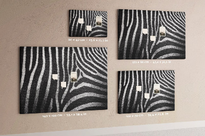 Színes parafatábla Fekete-fehér zebra csíkok a háttérben.