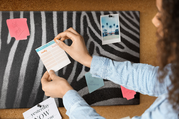 Színes parafatábla Fekete-fehér zebra csíkok a háttérben.