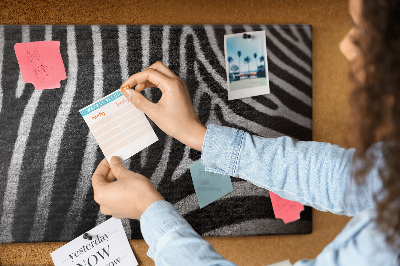 Színes parafatábla Fekete-fehér zebra csíkok a háttérben.
