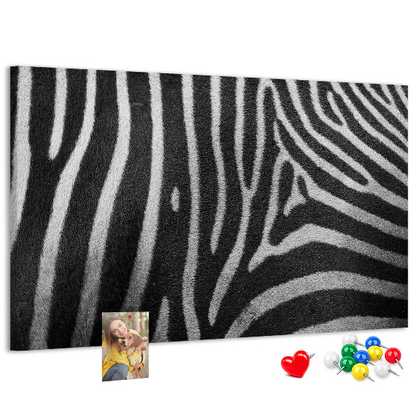 Színes parafatábla Fekete-fehér zebra csíkok a háttérben.