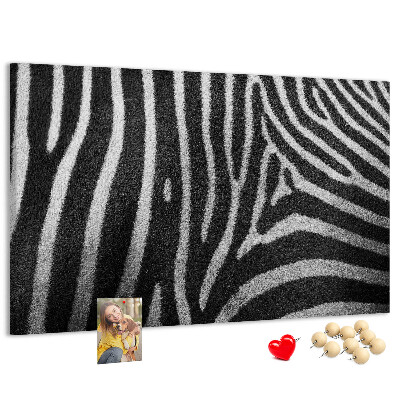 Színes parafatábla Fekete-fehér zebra csíkok a háttérben.