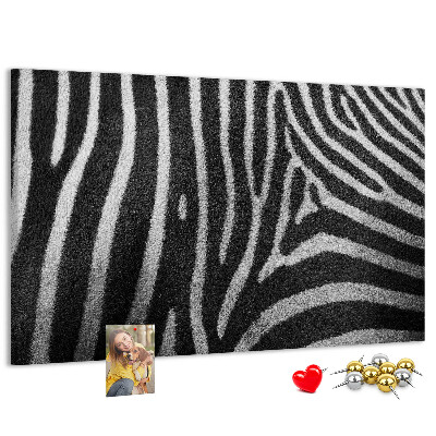 Színes parafatábla Fekete-fehér zebra csíkok a háttérben.