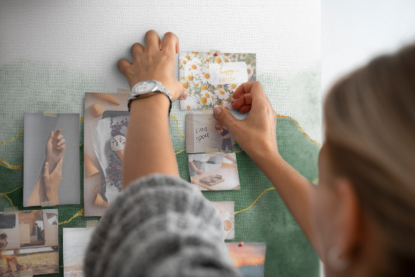 Színes parafatábla Arany díszítés a zöld leveleken