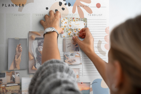 Parafatábla falra Színes formák és absztrakt minták heti magazin