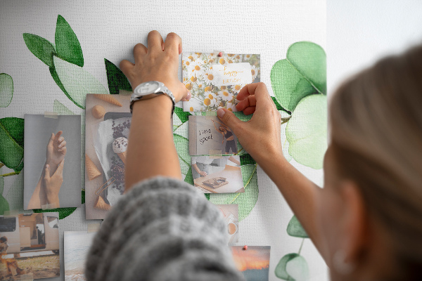 Színes parafatábla Zöld levelek világos háttér előtt