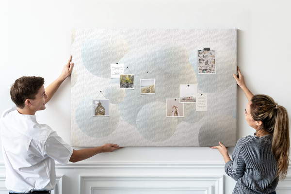 Nagy parafatábla Fehér golyók világos háttér előtt