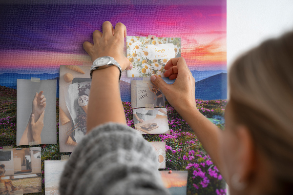 Színes parafatábla Festői naplemente a hegyi táj felett