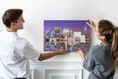 Parafatábla falra Éjszakai panoráma a városról, tükröződéssel a vízben