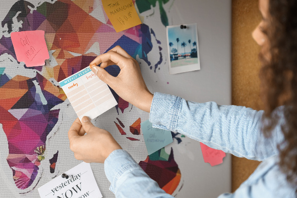 Parafatábla falra Színes világtérkép geometrikus stílusban