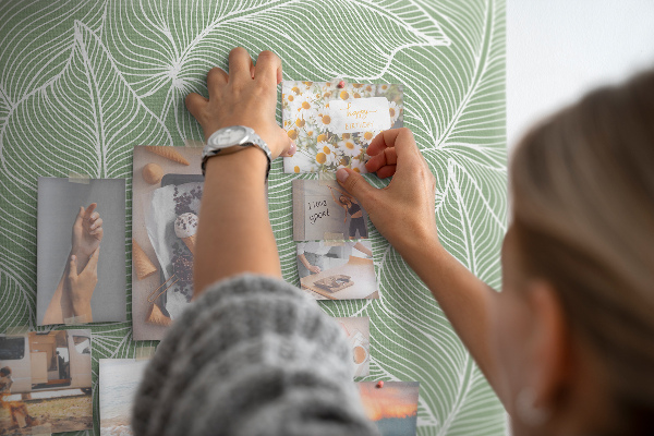 Színes parafatábla Leveles minta finom vonalakkal