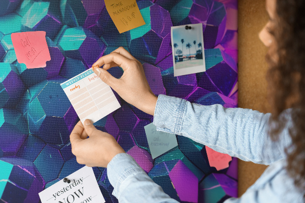 Nagy parafatábla Lila árnyalatú geometriai struktúrák.