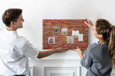 Nagy parafatábla Meleg árnyalatú téglafal.