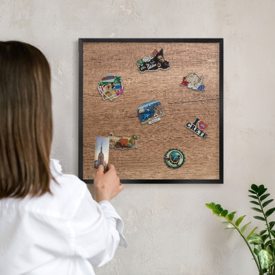 Mágneses tábla emlék mágneseknek fekete keretben Fa textúra