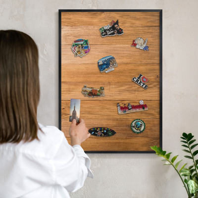 Mágneses tábla emlék mágneseknek fekete keretben Fa textúra