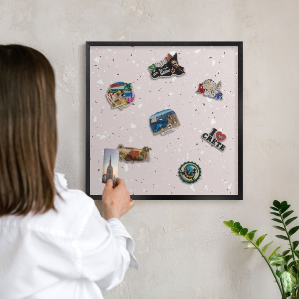 Mágneses tábla emlék mágneseknek fekete keretben Modern terrazzo