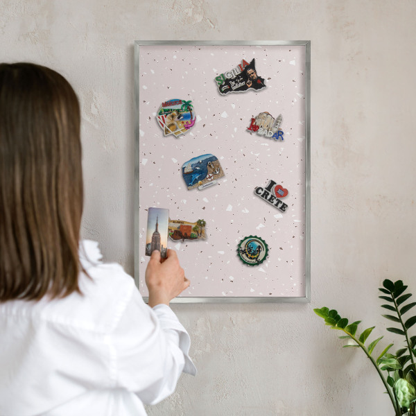 Keretes fém mágnestábla ezüst színben Modern terrazzo