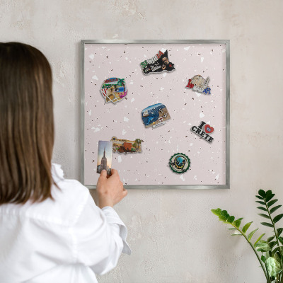 Keretes fém mágnestábla ezüst színben Modern terrazzo