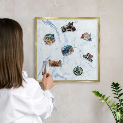 Keretes mágneses tábla arany színben Márvány design