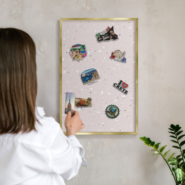 Keretes mágneses tábla arany színben Modern terrazzo