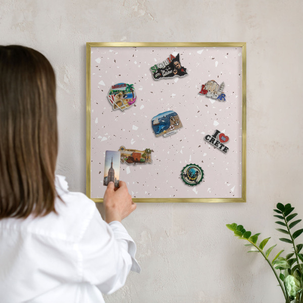 Keretes mágneses tábla arany színben Modern terrazzo