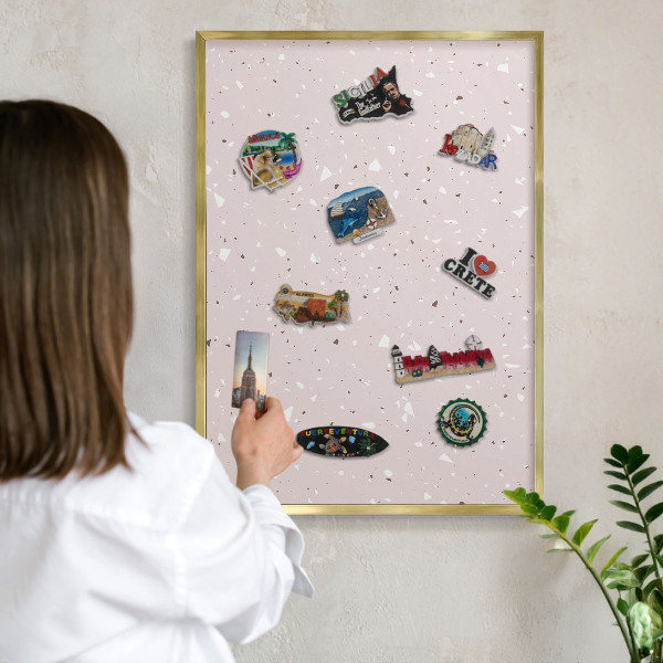 Keretes mágneses tábla arany színben Modern terrazzo