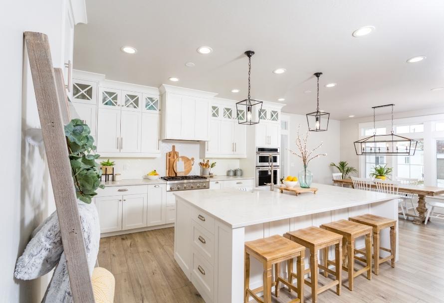 Fehér konyha – ötletek, amelyek azt mutatják, hogy a semleges színek soha nem mennek ki a divatból