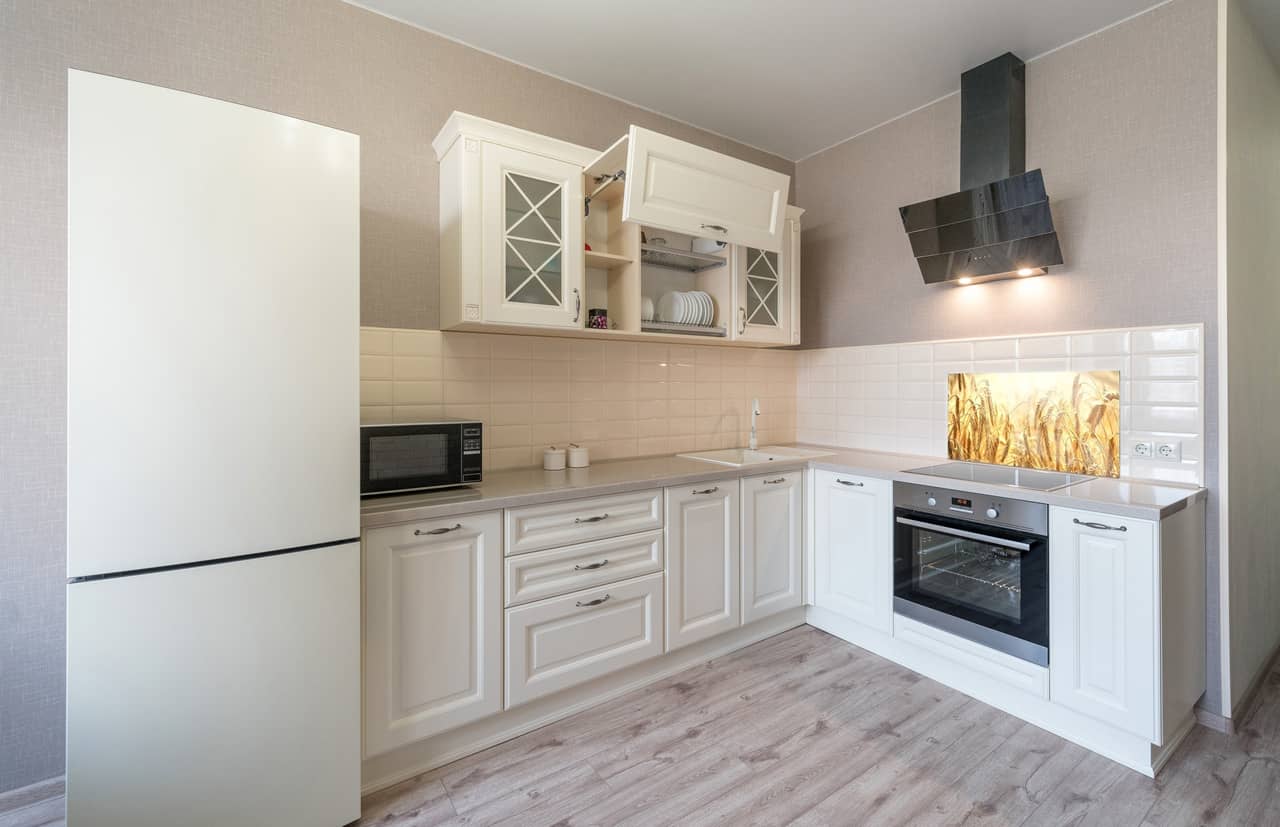 Hogyan felszerelhetők az üveg panelek a konyhában?